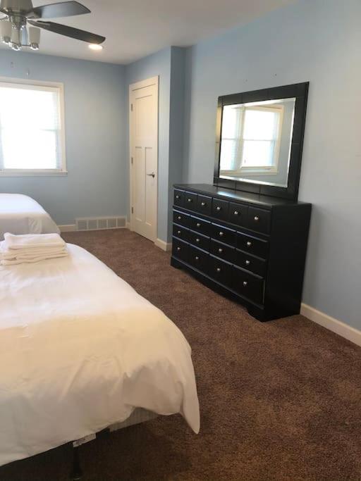Entire Apartment Close To Downtown - 2 Queen Beds Springfield Exteriér fotografie